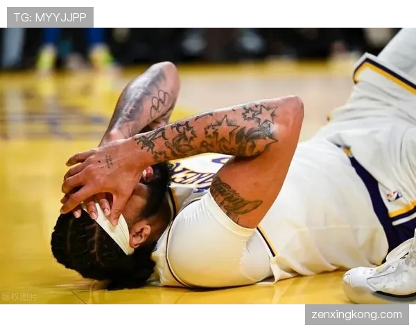 安东尼·戴维斯年薪像天文数字，豪车后座却随手丢着外卖袋