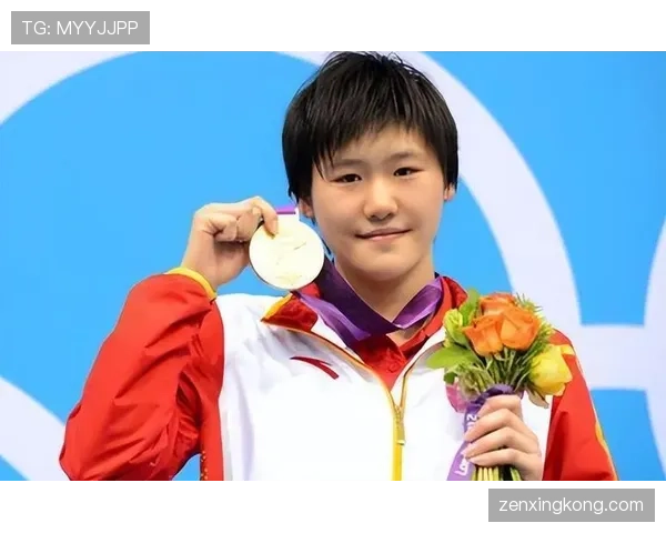 叶诗文训练照硬得像战士，下一张咖啡馆自拍又把我拉回娱乐圈——这生活反差有点离谱